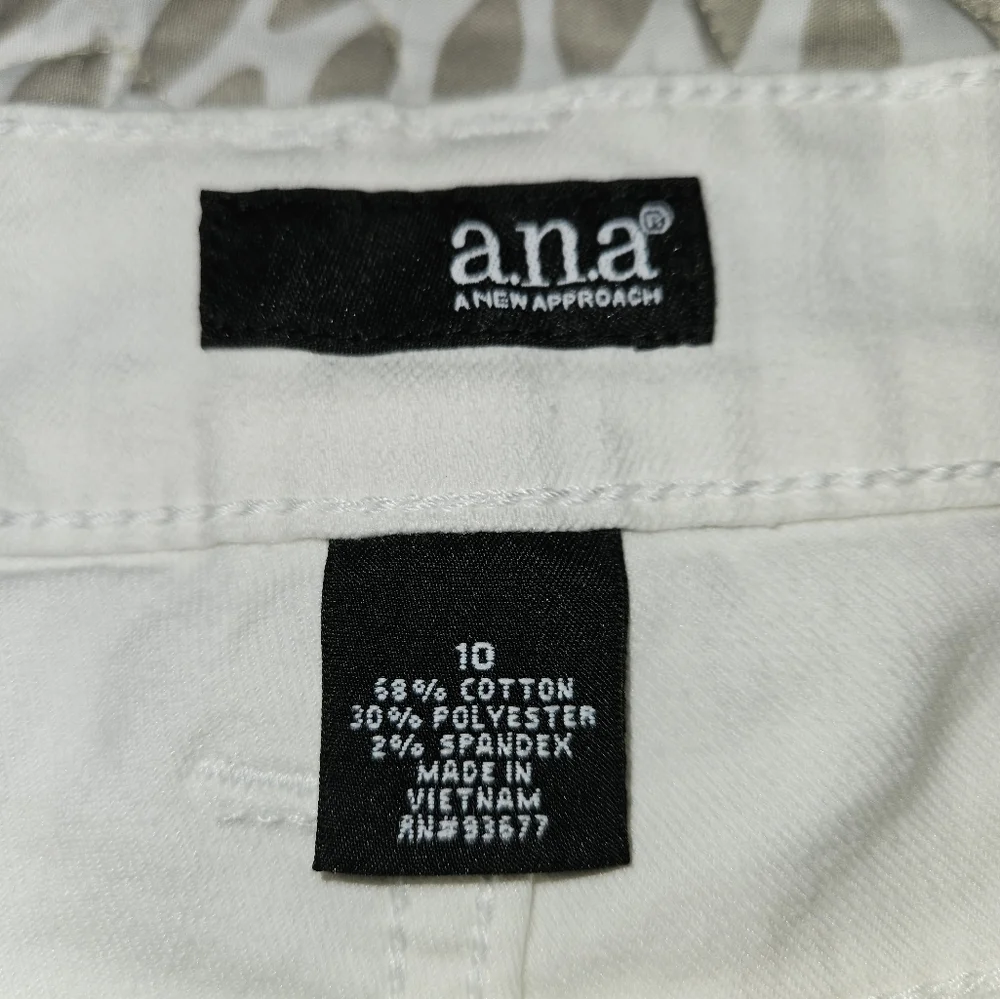 White shorts with cuff **see pics for measurements** - Picture 3 of 5